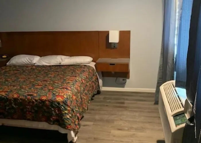 Skylark Hotel 2*